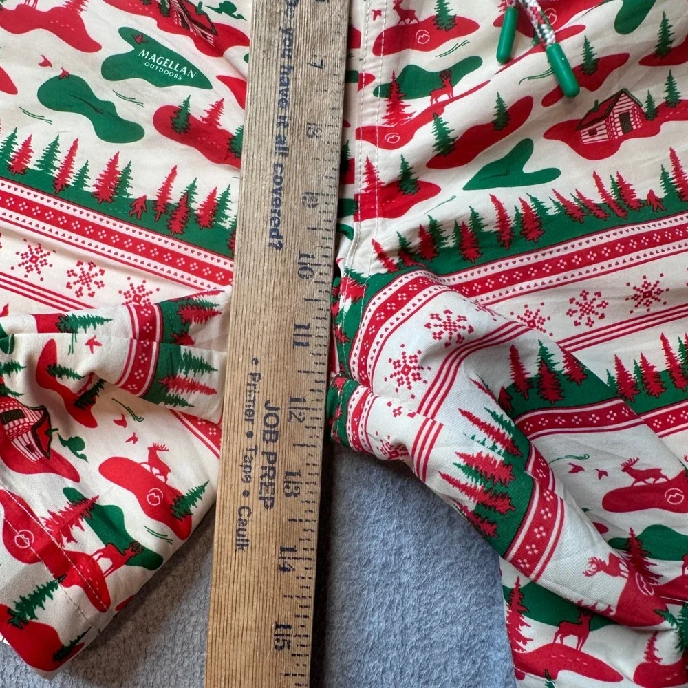 Magellan Shorts Mens‎ M Red Fish Gear Holiday Cabin Pine Tree Water Repellent